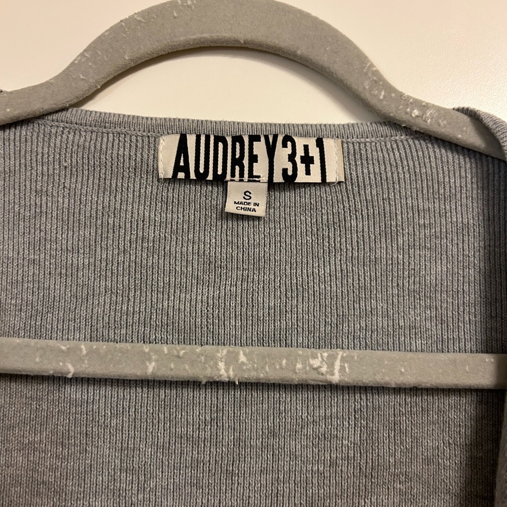 Audrey 3+1 gray cropped cardigan size small - Picture 4 of 4